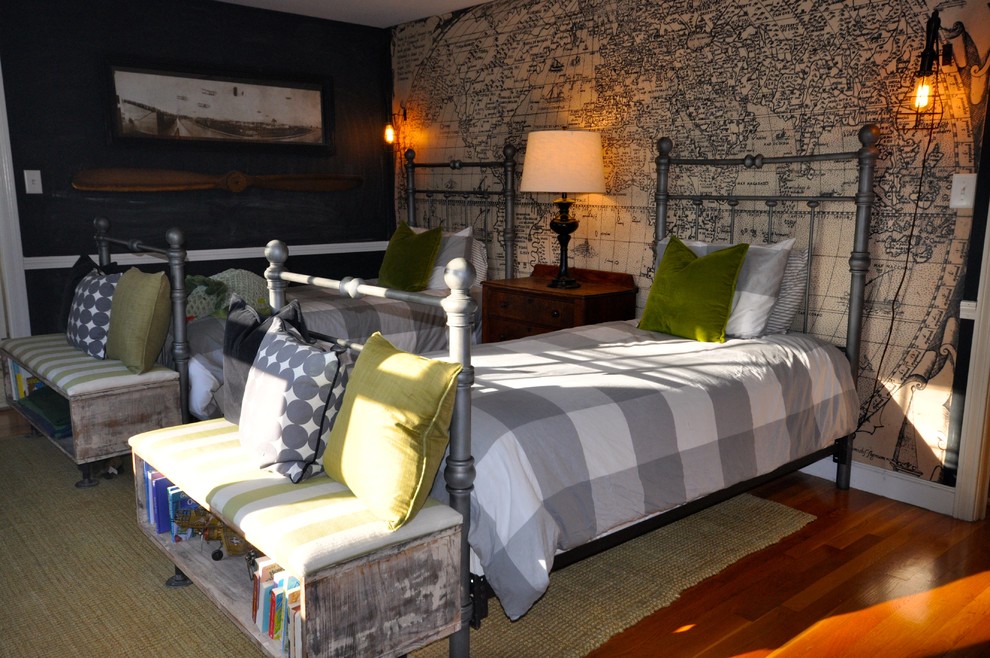 Mittelgroßes Rustikales Schlafzimmer mit schwarzer Wandfarbe, hellem Holzboden und beigem Boden in Boston
