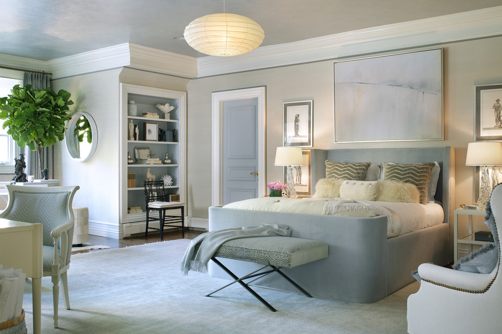 Inspiration för ett vintage sovrum, med beige väggar och mörkt trägolv