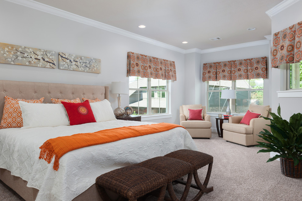 Klassisches Hauptschlafzimmer mit grauer Wandfarbe und Teppichboden in Houston