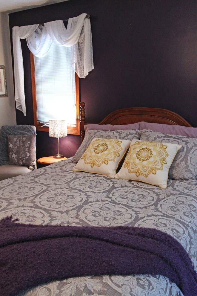 На фото: хозяйская спальня среднего размера в классическом стиле с фиолетовыми стенами, ковровым покрытием и бежевым полом без камина
