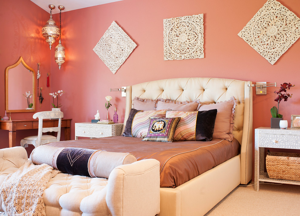 На фото: огромная хозяйская спальня в стиле фьюжн с розовыми стенами и ковровым покрытием