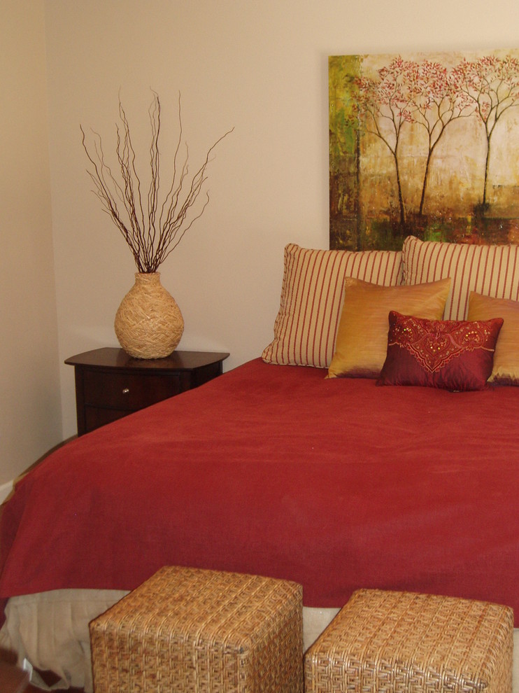 Mittelgroßes Eklektisches Hauptschlafzimmer mit beiger Wandfarbe und braunem Holzboden in Sonstige