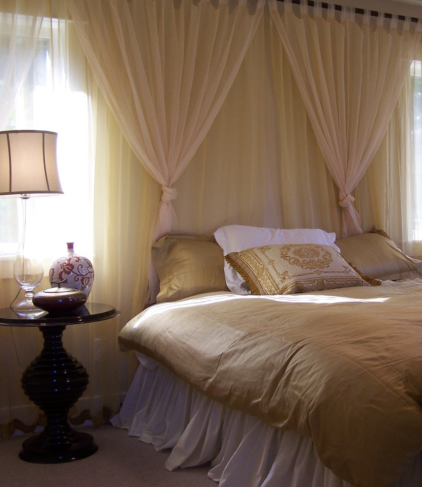 Kleines Stilmix Hauptschlafzimmer mit beiger Wandfarbe und Teppichboden in Sonstige