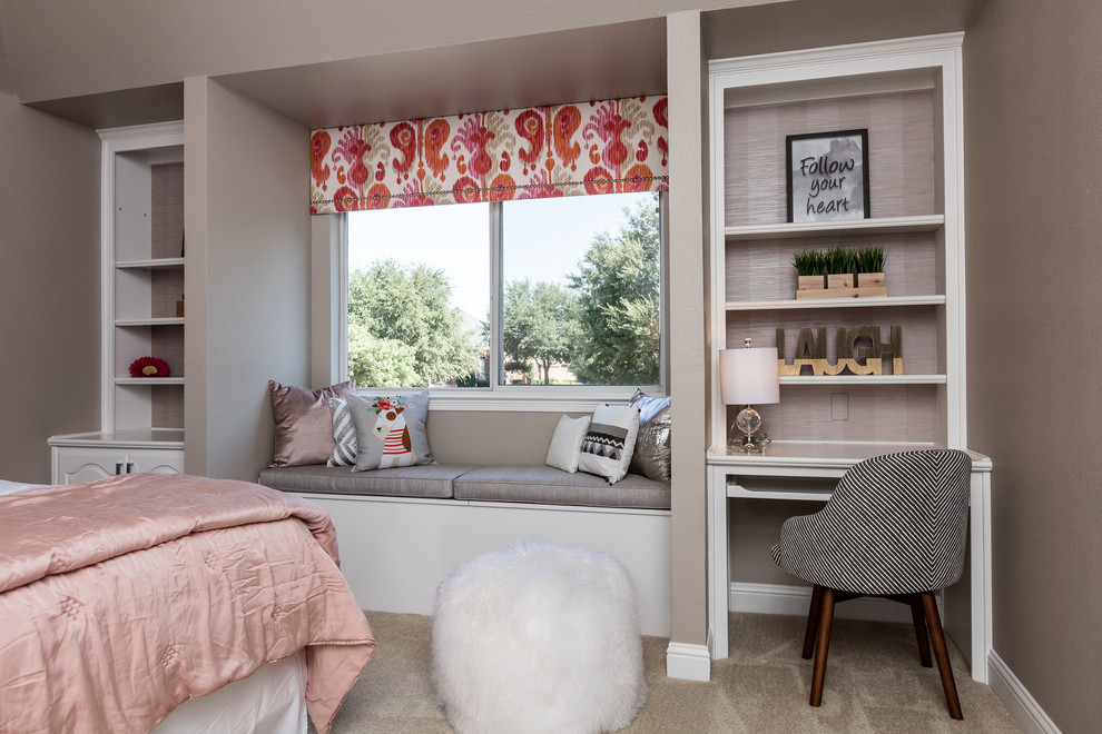 Aménagement d'une grande chambre avec moquette grise et rose classique avec un mur gris et aucune cheminée.