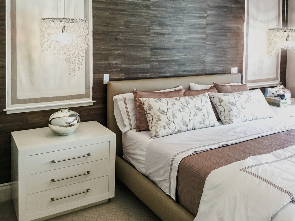 Diseño de dormitorio principal clásico renovado grande sin chimenea con paredes grises, moqueta y suelo blanco