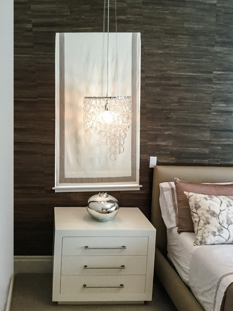 Стильный дизайн: большая хозяйская спальня в стиле неоклассика (современная классика) с серыми стенами, ковровым покрытием и белым полом без камина - последний тренд