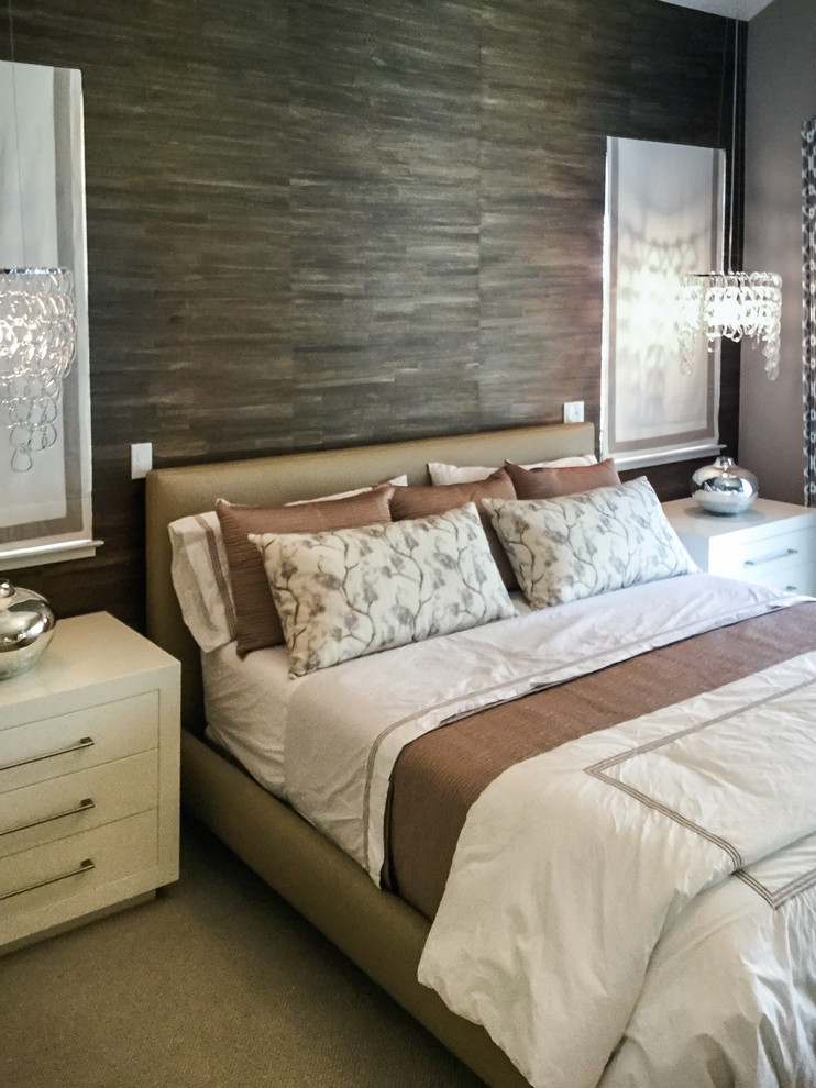 Идея дизайна: большая хозяйская спальня в стиле неоклассика (современная классика) с серыми стенами, ковровым покрытием и белым полом без камина