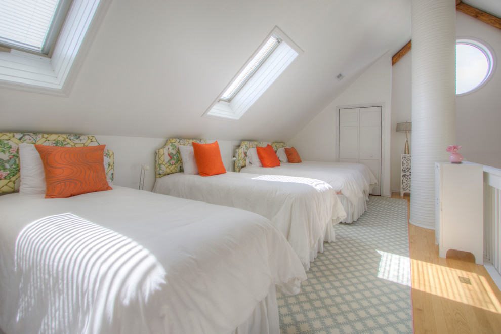 Diseño de habitación de invitados clásica renovada con paredes blancas y suelo de madera clara