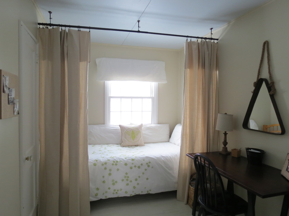 Idée de décoration pour une petite chambre d'amis tradition avec un mur beige et parquet peint.