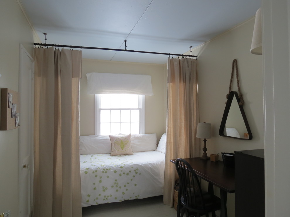 ボストンにある小さなインダストリアルスタイルのおしゃれな客用寝室 (ベージュの壁、塗装フローリング) のレイアウト