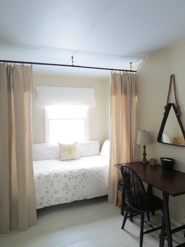 Ispirazione per una piccola camera degli ospiti tradizionale con pareti beige e pavimento in legno verniciato