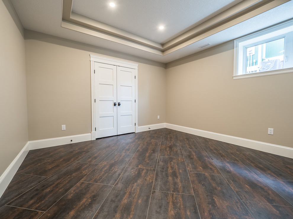 Modelo de habitación de invitados tradicional renovada de tamaño medio con paredes beige, suelo vinílico y suelo multicolor