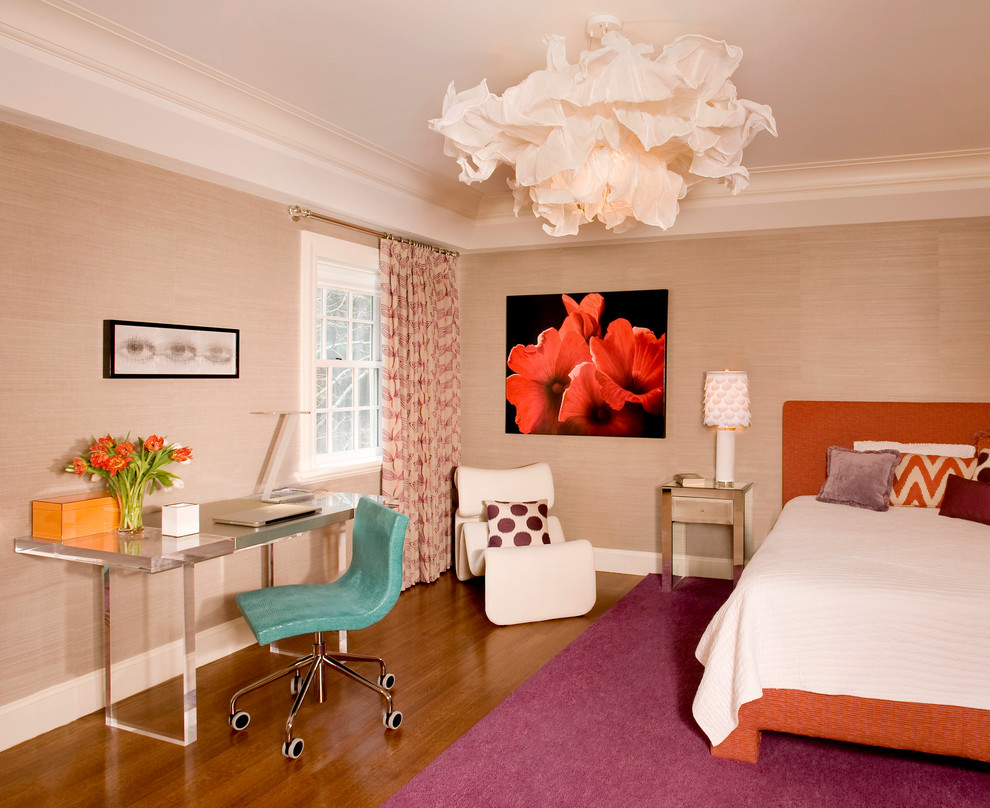 Immagine di una camera matrimoniale minimal con pareti beige, parquet chiaro e pavimento beige