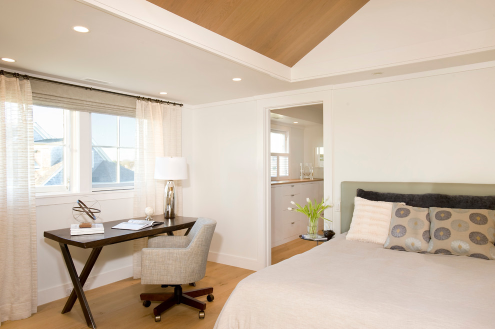 Modernes Schlafzimmer mit weißer Wandfarbe und braunem Holzboden in Boston
