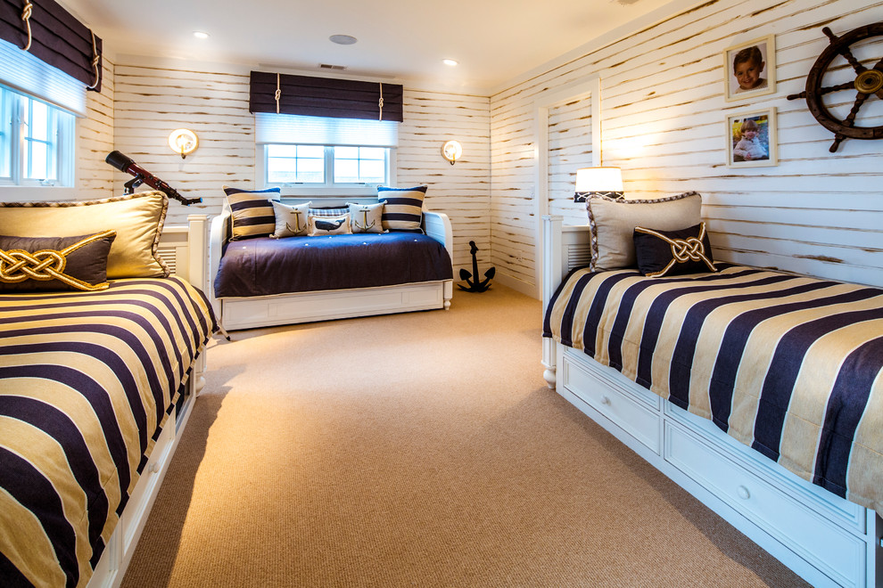 Свежая идея для дизайна: большая гостевая спальня (комната для гостей) в морском стиле с белыми стенами, ковровым покрытием и бежевым полом без камина - отличное фото интерьера