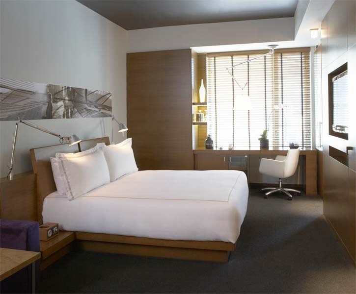Exempel på ett mellanstort modernt sovloft, med grå väggar och heltäckningsmatta