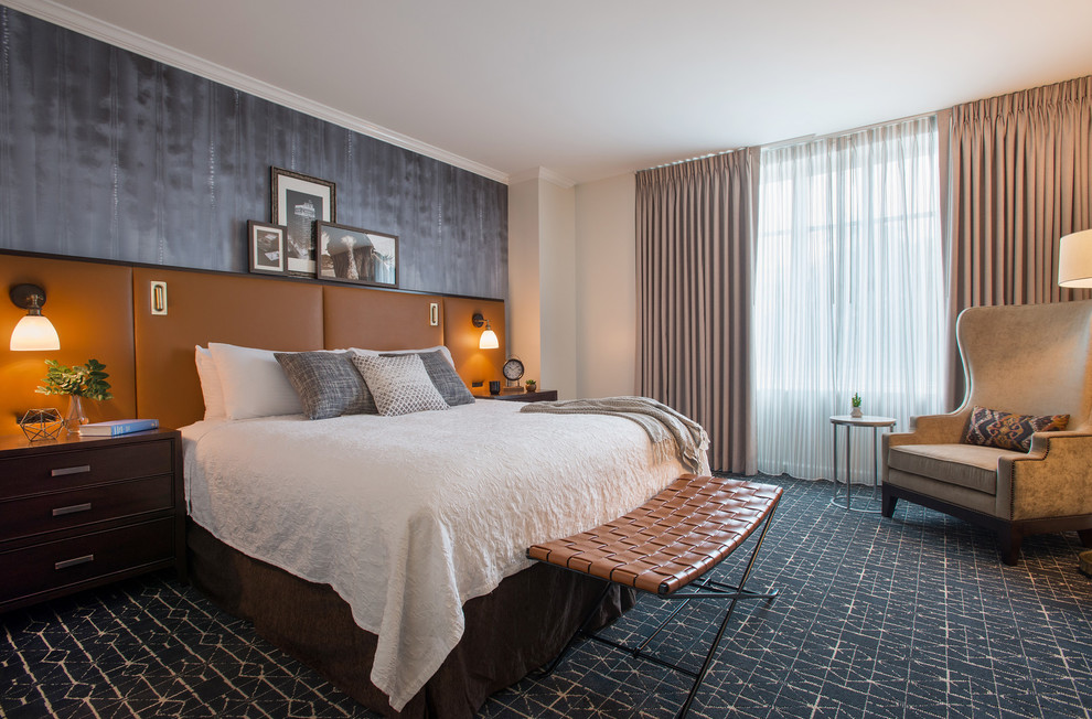 Kleines Modernes Hauptschlafzimmer ohne Kamin mit blauer Wandfarbe, Teppichboden und blauem Boden in Denver