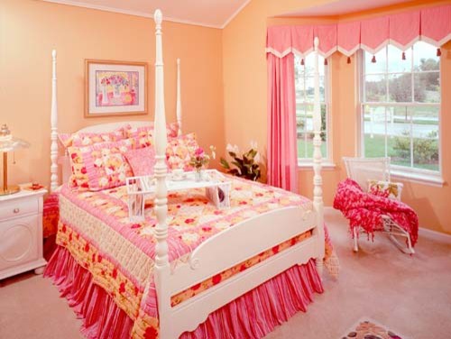 Idée de décoration pour une chambre tradition avec un mur orange.