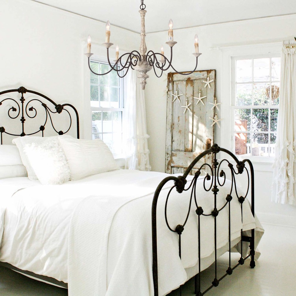 Пример оригинального дизайна: гостевая спальня (комната для гостей) в стиле шебби-шик с белыми стенами и белым полом