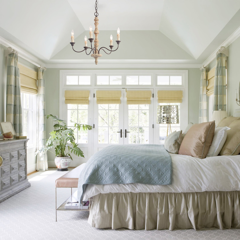 Свежая идея для дизайна: гостевая спальня (комната для гостей) в классическом стиле с зелеными стенами и серым полом без камина - отличное фото интерьера