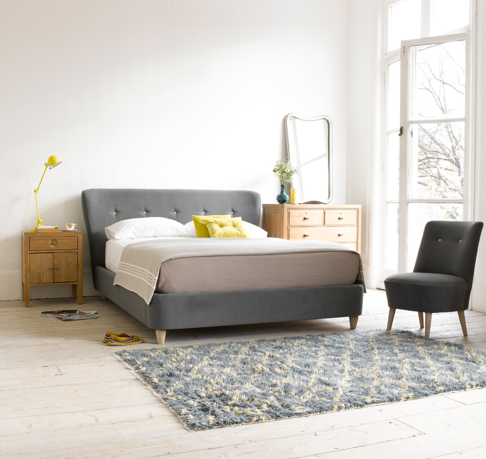 Example of a bedroom design in London