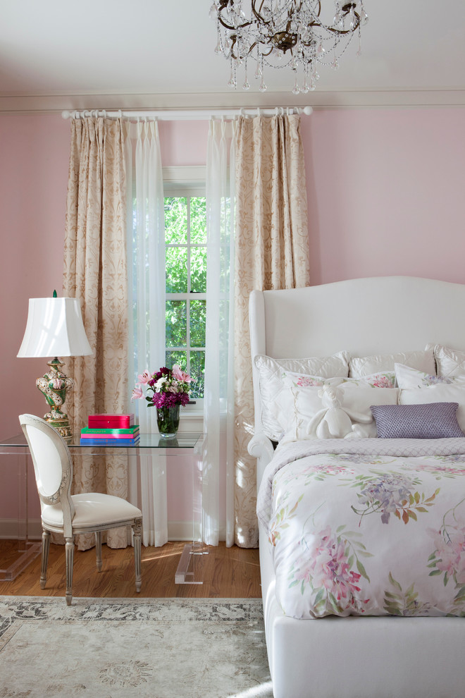 Идея дизайна: большая гостевая спальня (комната для гостей) в стиле неоклассика (современная классика) с розовыми стенами и паркетным полом среднего тона