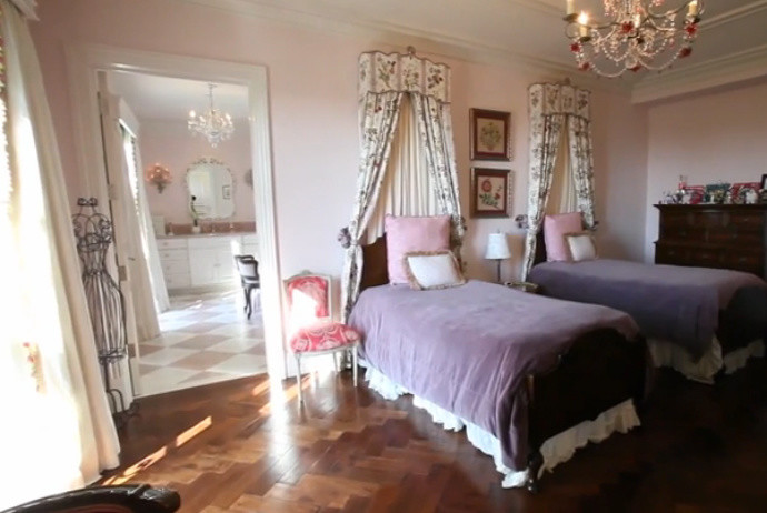 Inspiration för ett stort vintage gästrum, med rosa väggar och mellanmörkt trägolv