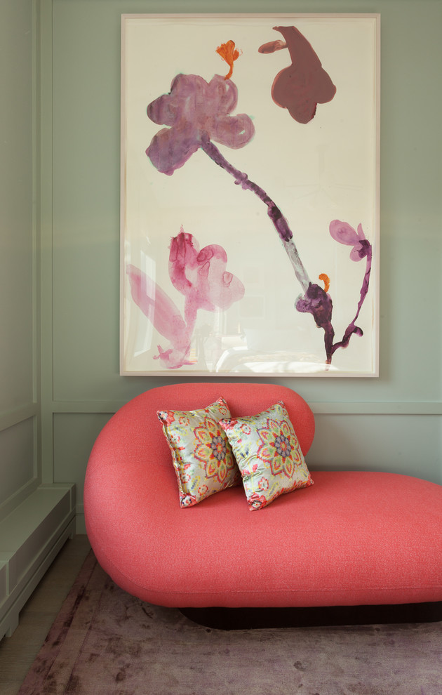 Réalisation d'une petite chambre parentale grise et rose design avec un mur vert et parquet clair.