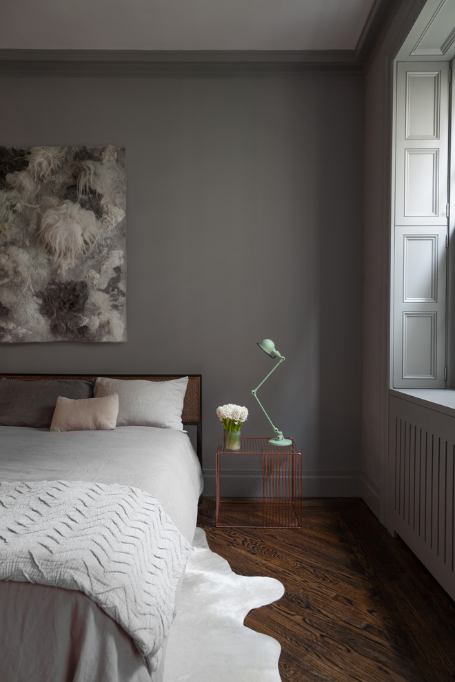 Пример оригинального дизайна: хозяйская спальня среднего размера в современном стиле с серыми стенами, паркетным полом среднего тона и стандартным камином