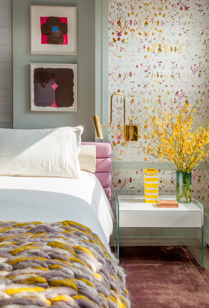 Kleines Modernes Hauptschlafzimmer mit grüner Wandfarbe und hellem Holzboden in New York