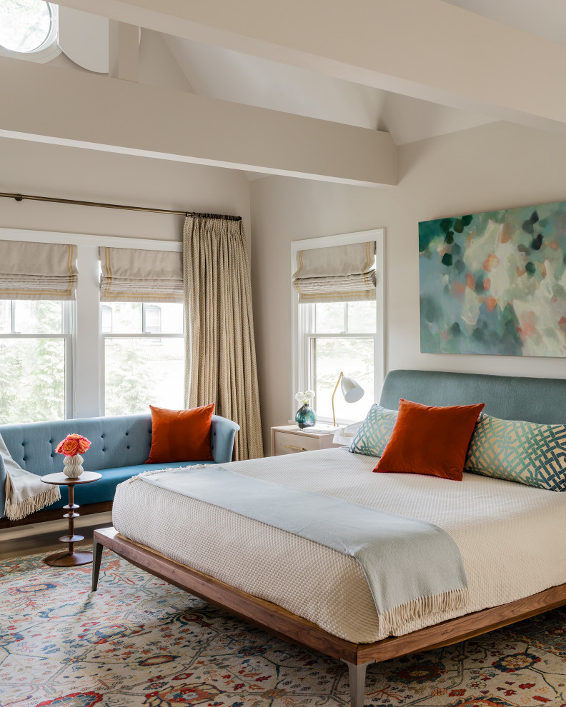 Klassisches Schlafzimmer mit beiger Wandfarbe in Boston