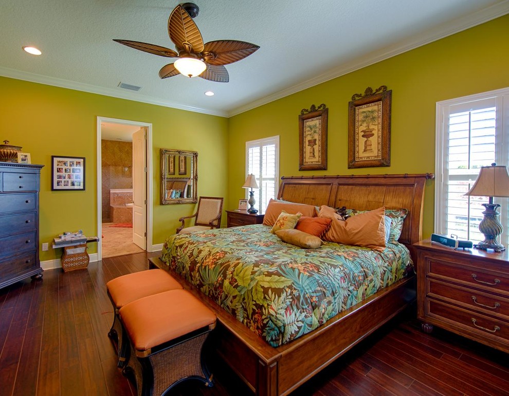 Источник вдохновения для домашнего уюта: хозяйская спальня в морском стиле с зелеными стенами и ковровым покрытием без камина