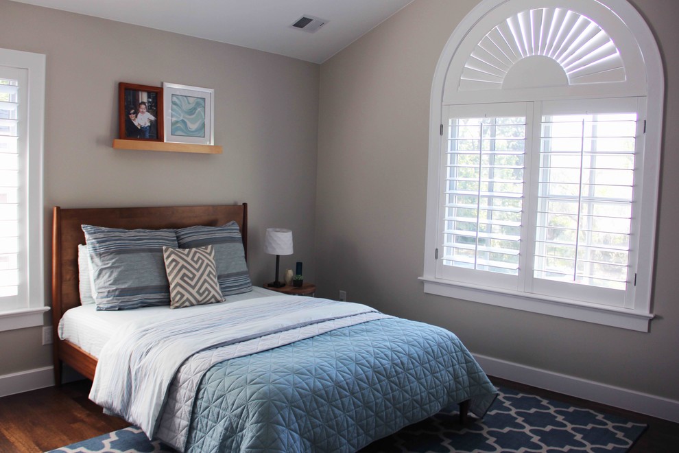 Стильный дизайн: большая гостевая спальня (комната для гостей) в стиле ретро с серыми стенами, темным паркетным полом и коричневым полом без камина - последний тренд