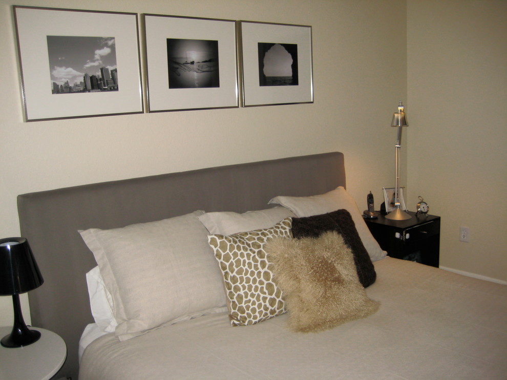 Источник вдохновения для домашнего уюта: гостевая спальня среднего размера, (комната для гостей) в современном стиле с серыми стенами, темным паркетным полом и коричневым полом без камина