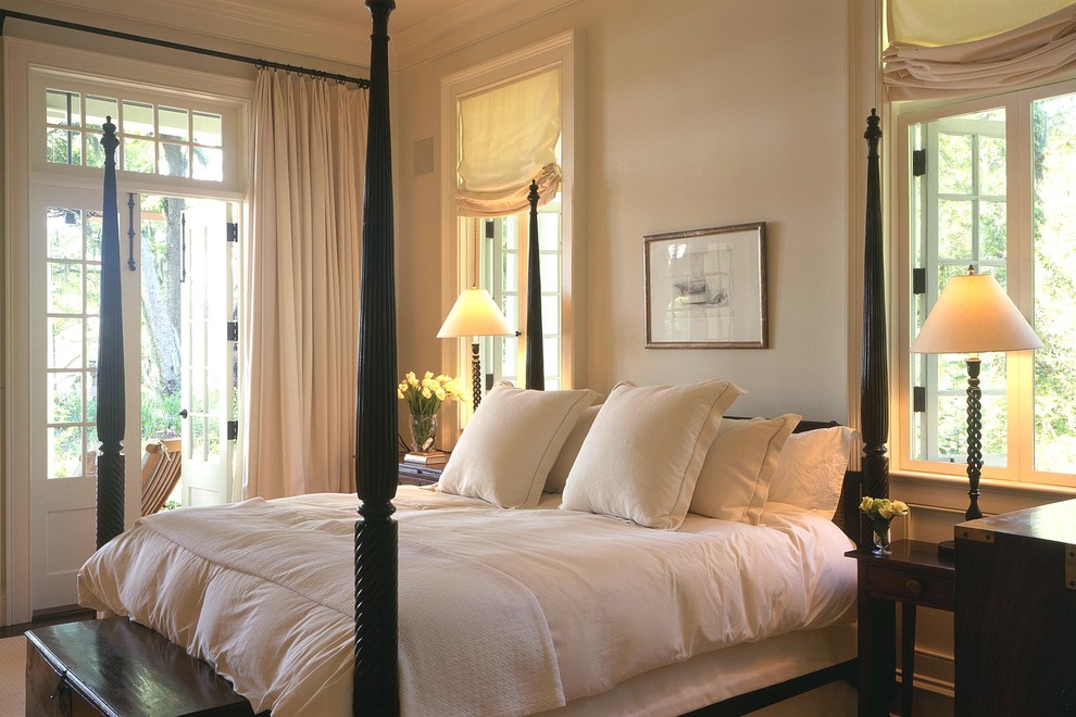 На фото: хозяйская спальня среднего размера в классическом стиле с желтыми стенами и ковровым покрытием