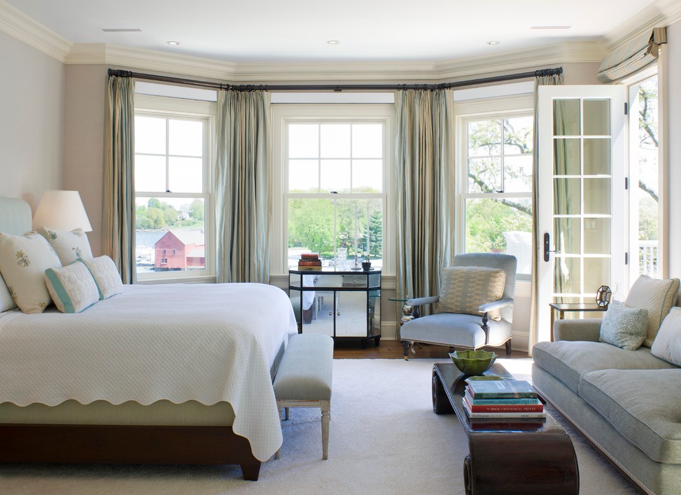 На фото: хозяйская спальня среднего размера в классическом стиле с белыми стенами и паркетным полом среднего тона