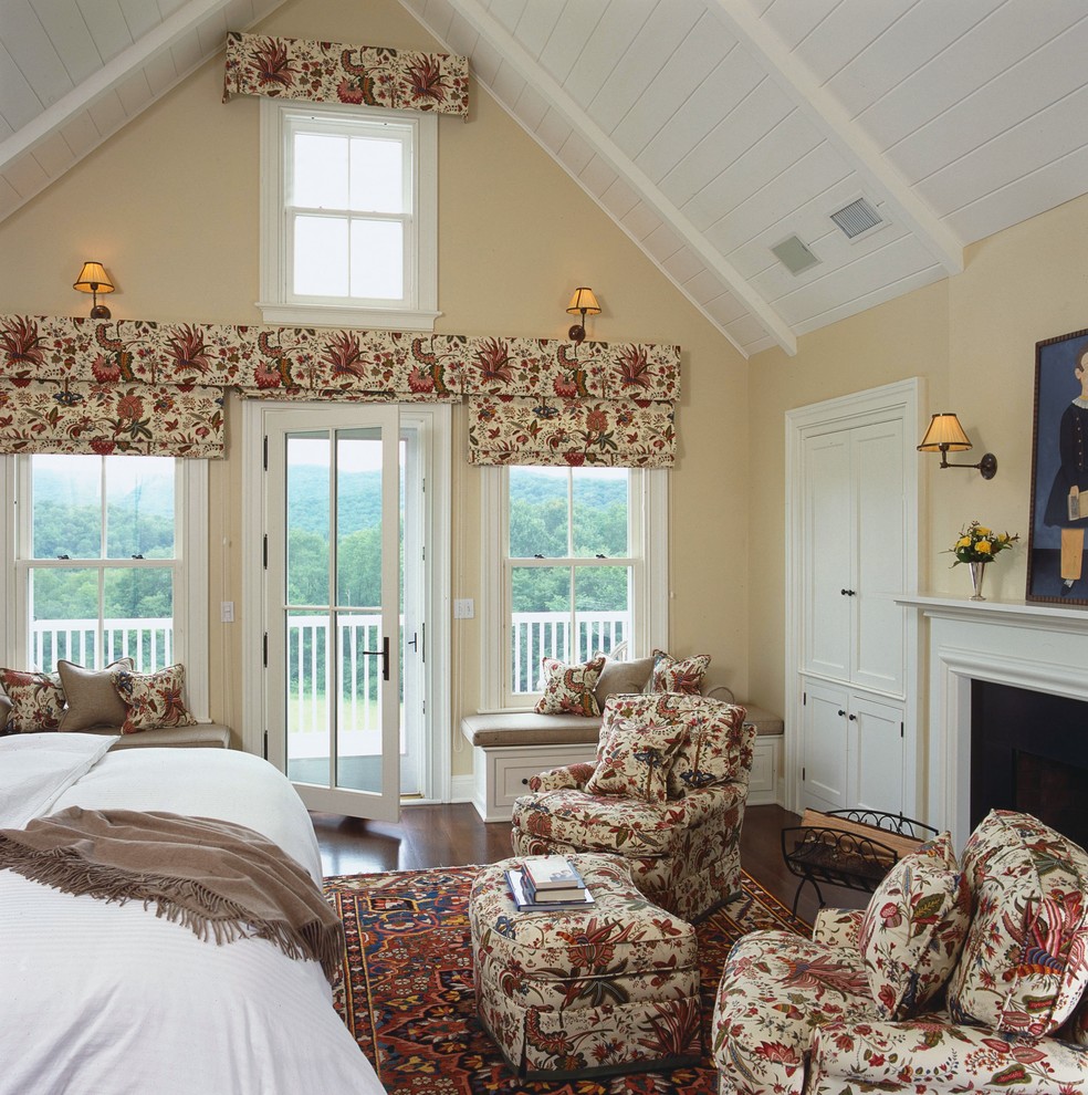 Идея дизайна: гостевая спальня среднего размера, (комната для гостей) в классическом стиле с желтыми стенами, темным паркетным полом, фасадом камина из дерева и стандартным камином