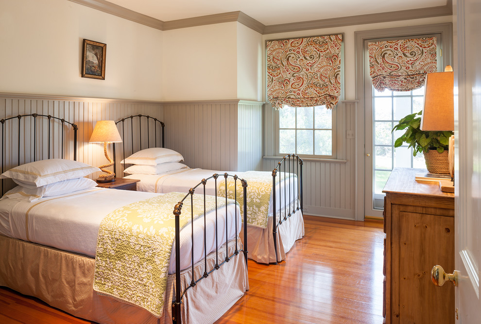 Пример оригинального дизайна: гостевая спальня среднего размера, (комната для гостей) в классическом стиле с серыми стенами и темным паркетным полом
