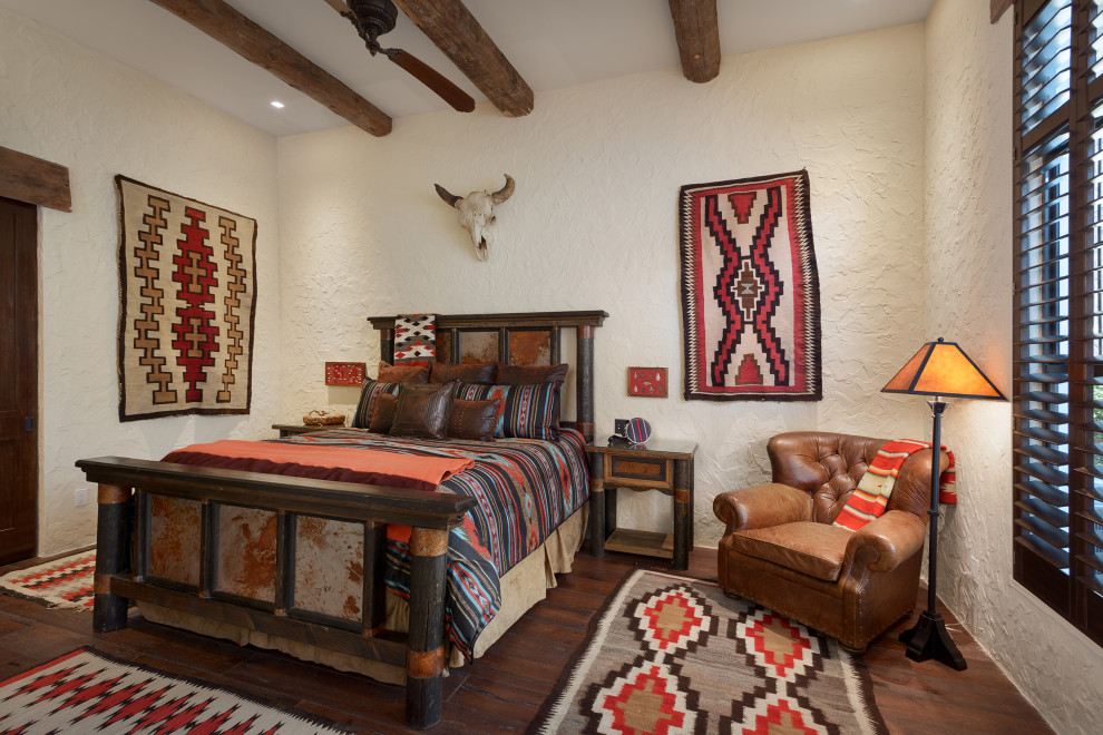 Diseño de dormitorio de estilo americano con paredes blancas, suelo de madera oscura y suelo marrón