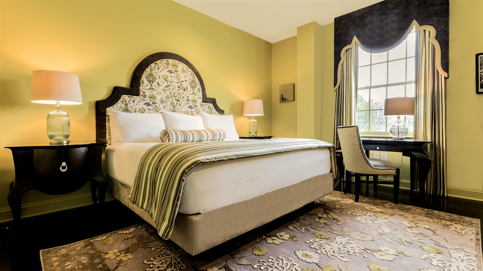 Mittelgroßes Klassisches Schlafzimmer mit grüner Wandfarbe und Teppichboden in Sonstige