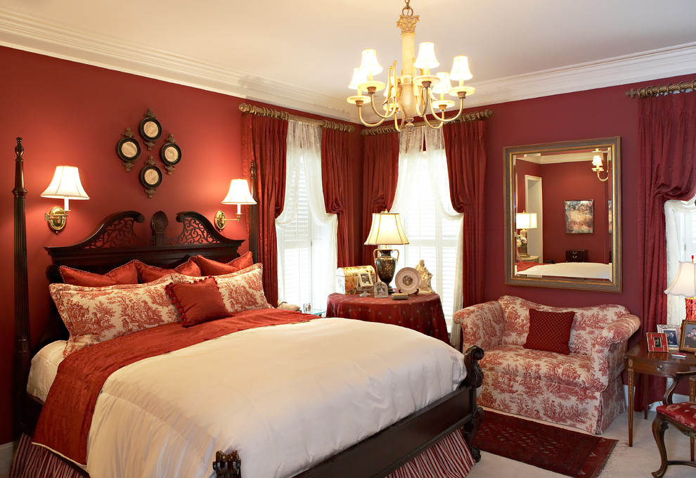 他の地域にある中くらいなヴィクトリアン調のおしゃれな客用寝室 (赤い壁、カーペット敷き、白い床)