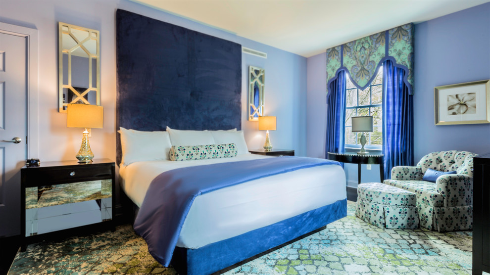 Foto de dormitorio contemporáneo grande con paredes azules, moqueta y suelo multicolor