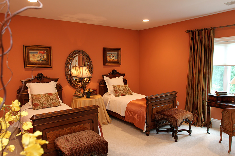 Foto de habitación de invitados tradicional extra grande sin chimenea con paredes rosas, moqueta y suelo blanco