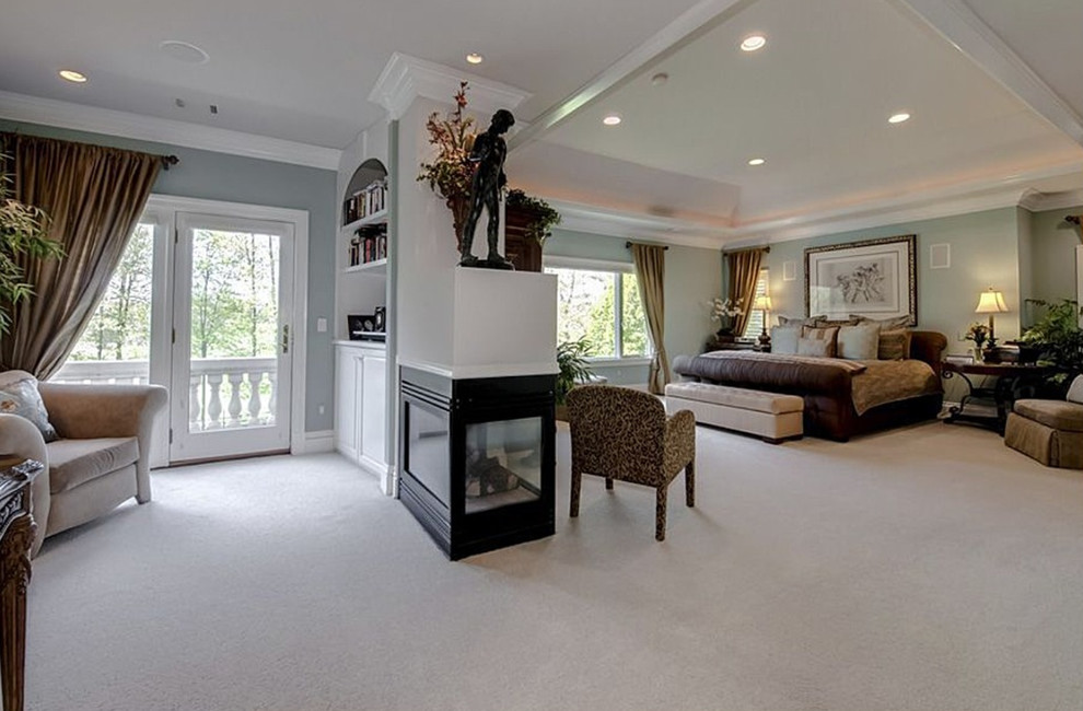 ワシントンD.C.にある巨大なトラディショナルスタイルのおしゃれな主寝室 (茶色い壁、カーペット敷き、両方向型暖炉、金属の暖炉まわり、白い床) のインテリア