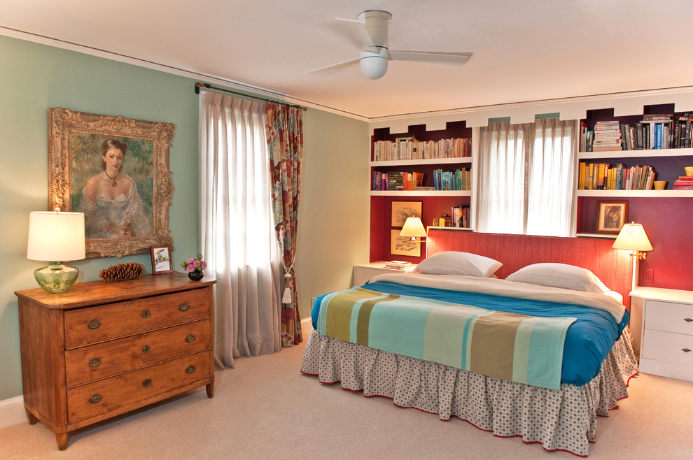 Exemple d'une chambre avec moquette chic de taille moyenne avec un mur multicolore et aucune cheminée.