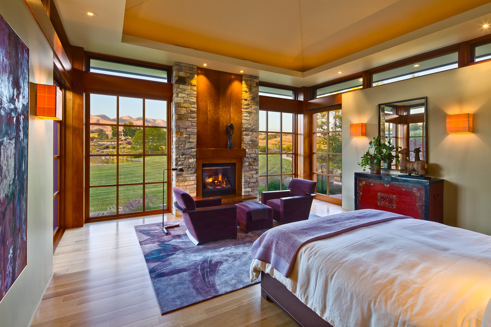 На фото: спальня в стиле неоклассика (современная классика) с серыми стенами и паркетным полом среднего тона