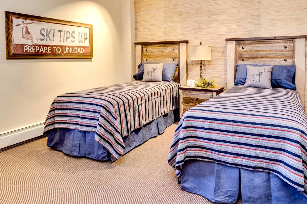Пример оригинального дизайна: спальня в стиле рустика с бежевыми стенами и ковровым покрытием без камина