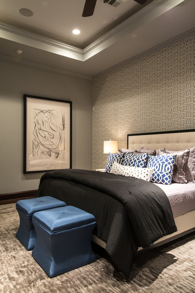 Идея дизайна: большая хозяйская спальня: освещение в стиле неоклассика (современная классика) с серыми стенами, ковровым покрытием, коричневым полом, многоуровневым потолком и обоями на стенах без камина