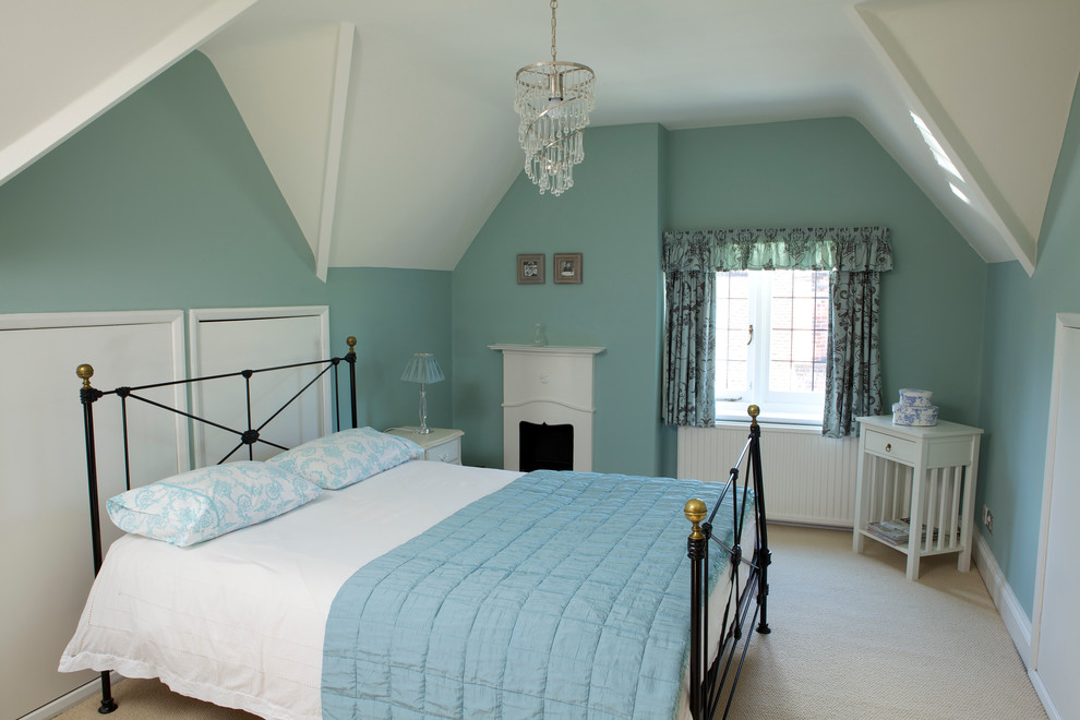 Ejemplo de dormitorio principal clásico con paredes azules, moqueta, todas las chimeneas y techo inclinado