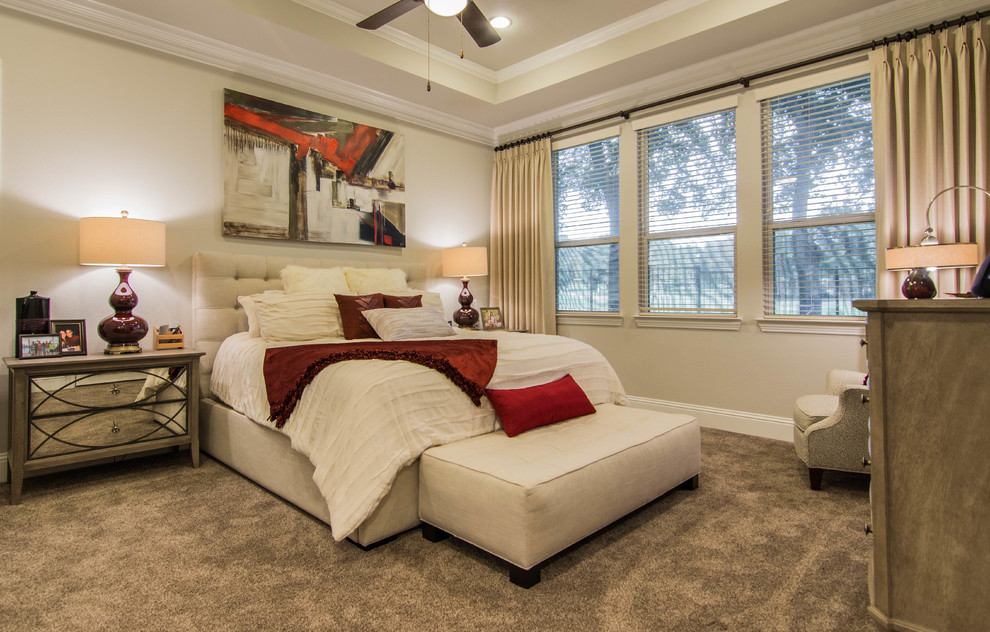 Foto de dormitorio principal clásico renovado de tamaño medio sin chimenea con paredes blancas, moqueta y suelo marrón